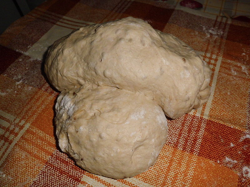 Fisier:Roluirea aluatului de paine1.JPG