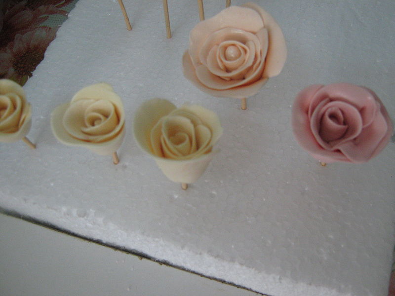 Fisier:Trandafiri din caramele Sugus.JPG