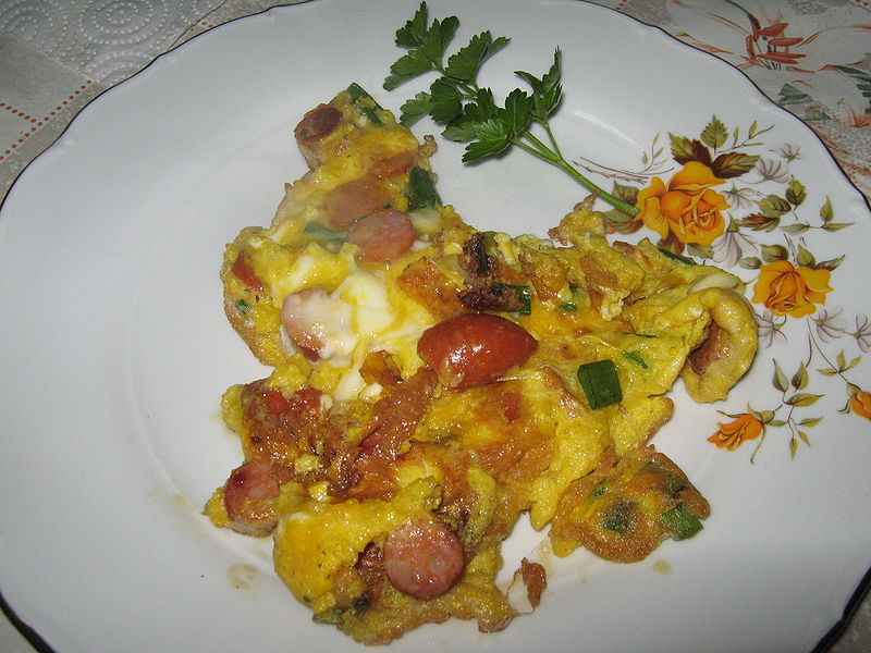 Fisier:Omleta cu ceapa verde si cabanos 1.jpg