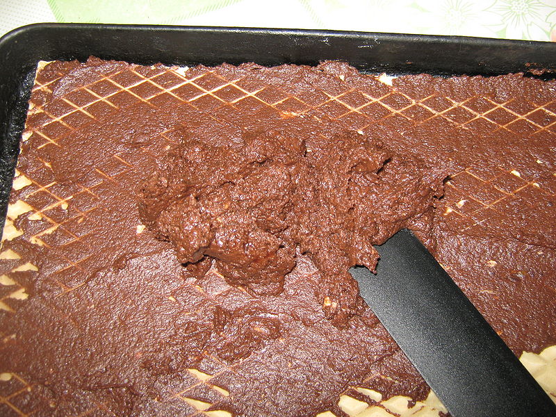 Fisier:Umplerea foilor cu crema de unt.JPG