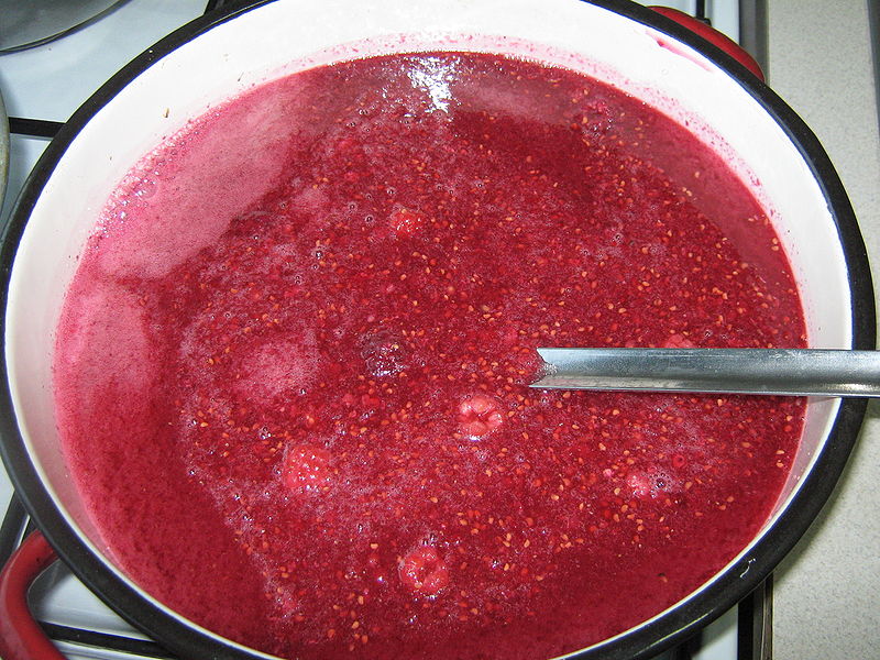 Fisier:Siropul de zmaura pus la fiert.JPG