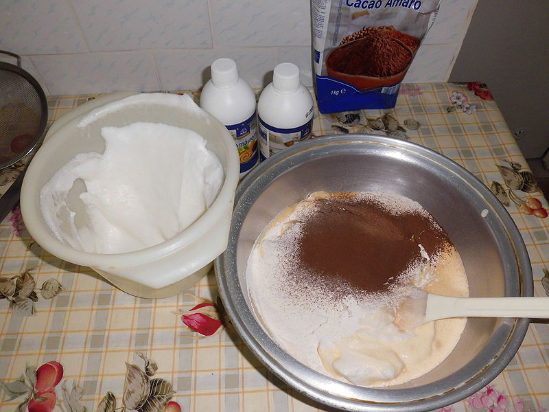 Fisier:Preparare blat pandispan cu cacao.JPG