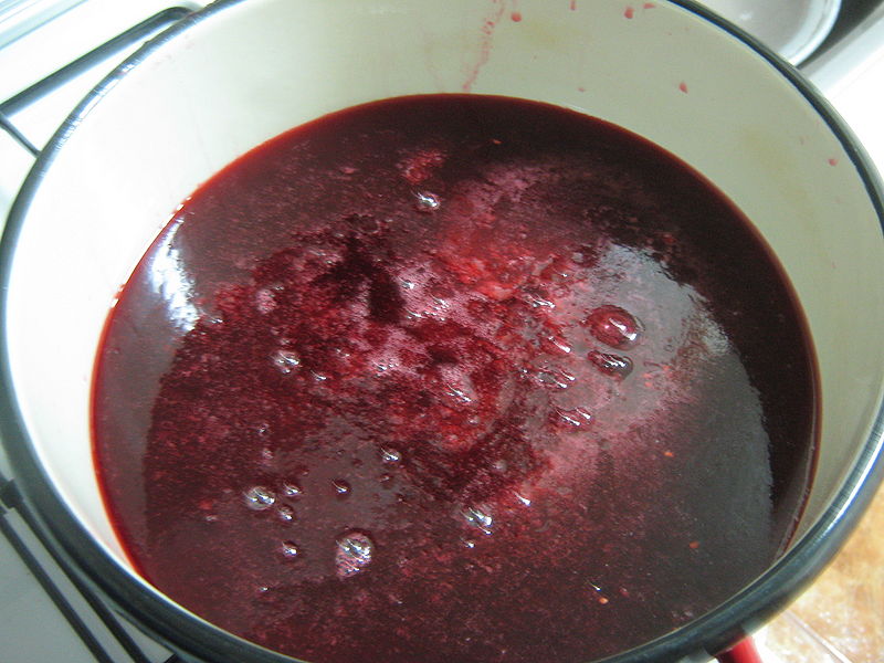 Fisier:Siropul de zmeura fiert si strecurat.JPG