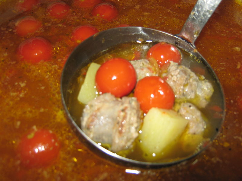 Fisier:Ciorba cu carnati 1.JPG