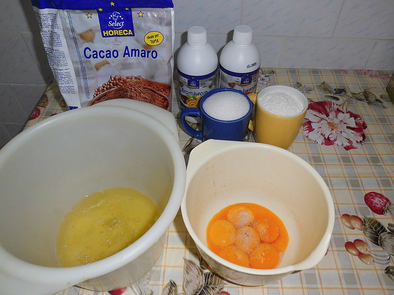 Fisier:Pregatirea ingredientelor pentru prajitura cu crema de arahide.JPG