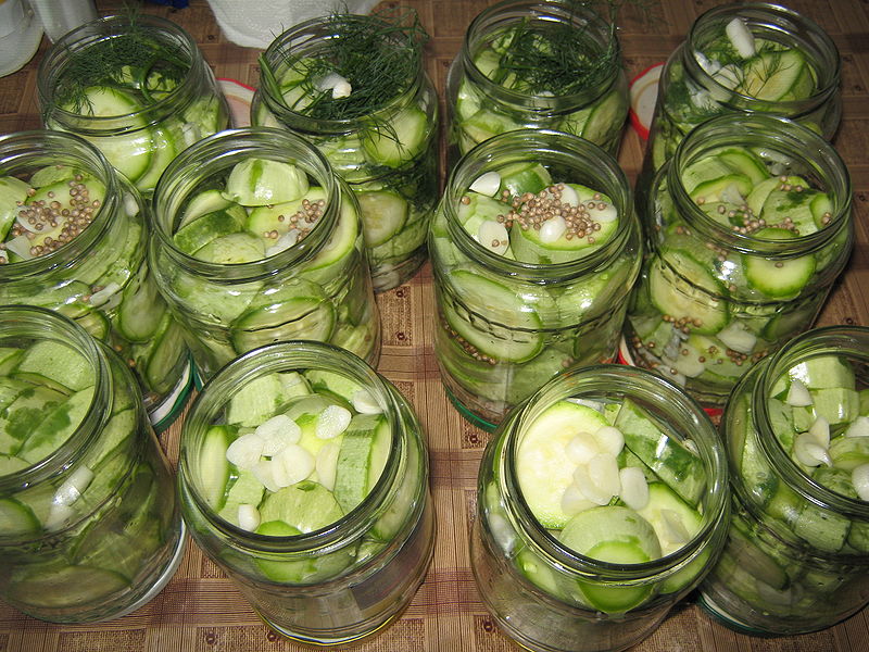 Fisier:Dovleceii pusi in borcane.JPG