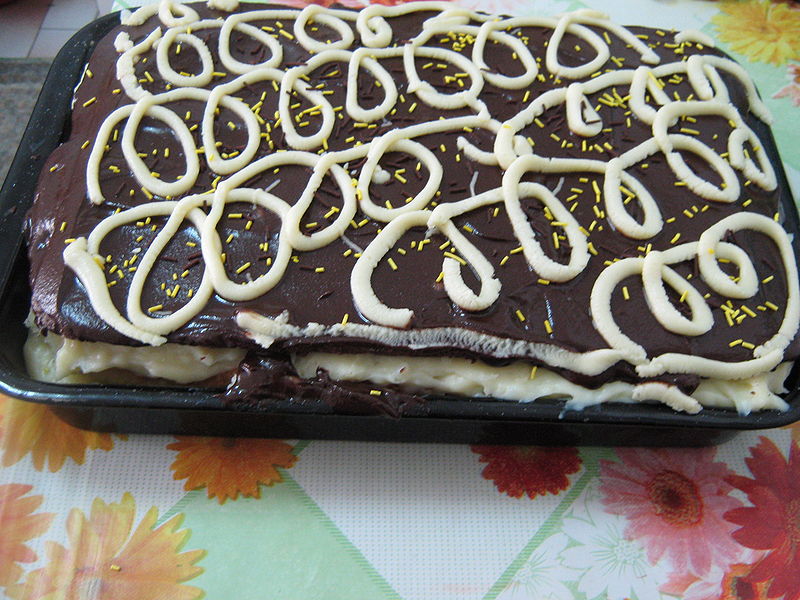 Fisier:Prajitura decorata cu ciocolata .JPG