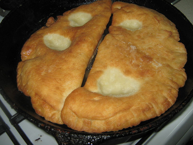 Fisier:Langosi la prajit 1.jpg