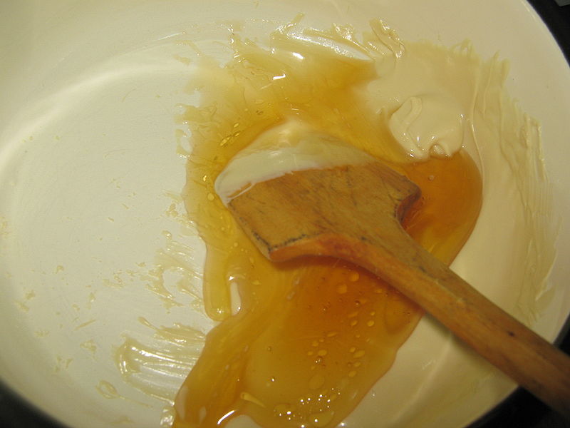 Fisier:Adaugarea mierii de albine.JPG