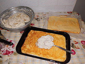 Tort cu crema de bezea elvetiana si glazura de ganaj alb