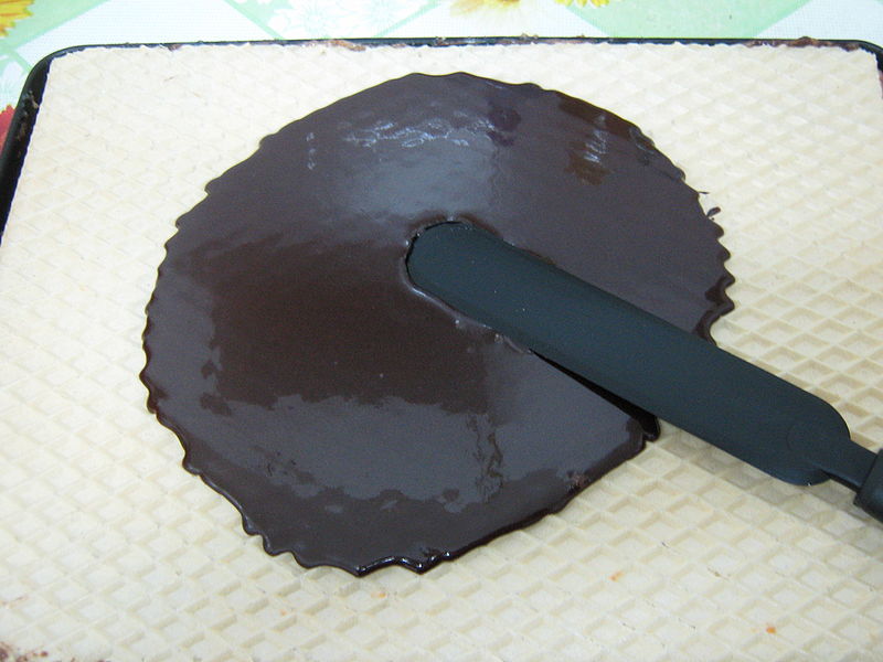 Fisier:Intinderea glazurii.JPG