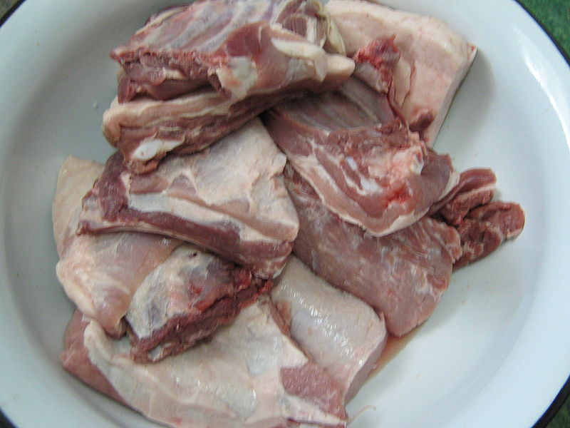 Fisier:Pregatire carne pentru pus la sare.JPG