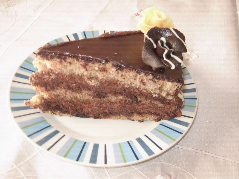 Fisier:Felie de tort cu nuca.JPG