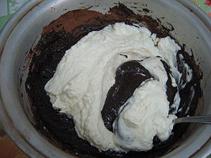 Prajitura Mamitzu cu crema de ciocolata si visine din visinata