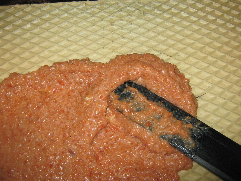 Fisier:Umplerea foilor cu crema din gem.JPG