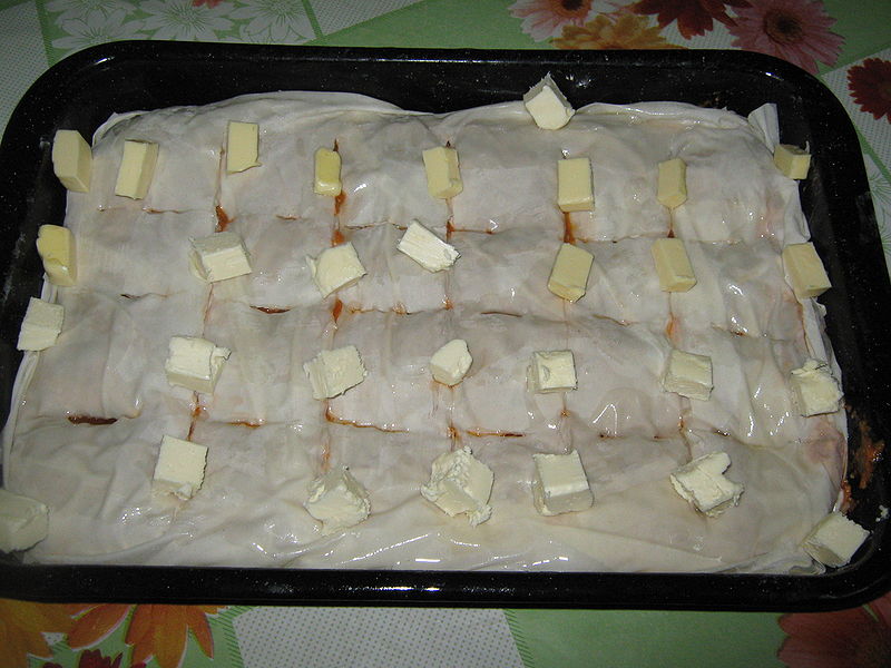 Fisier:Placinta pregatita de dat la cuptor.JPG