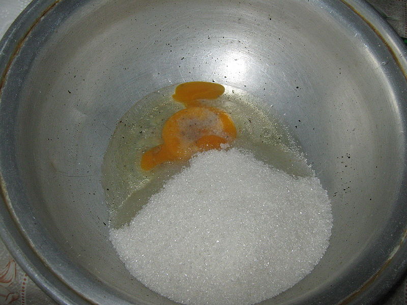 Fisier:Foi Rozina-amestecarea oului cu zaharul.jpg