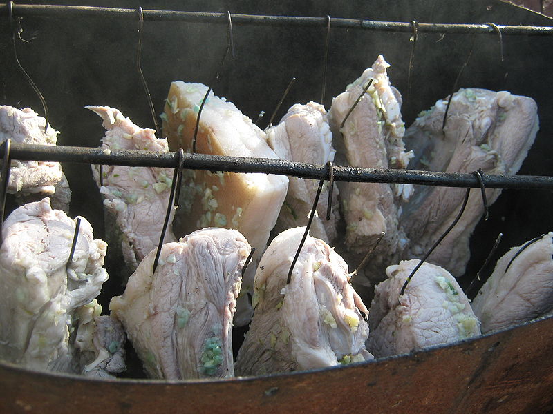 Fisier:Carnurile in afumatoare.JPG