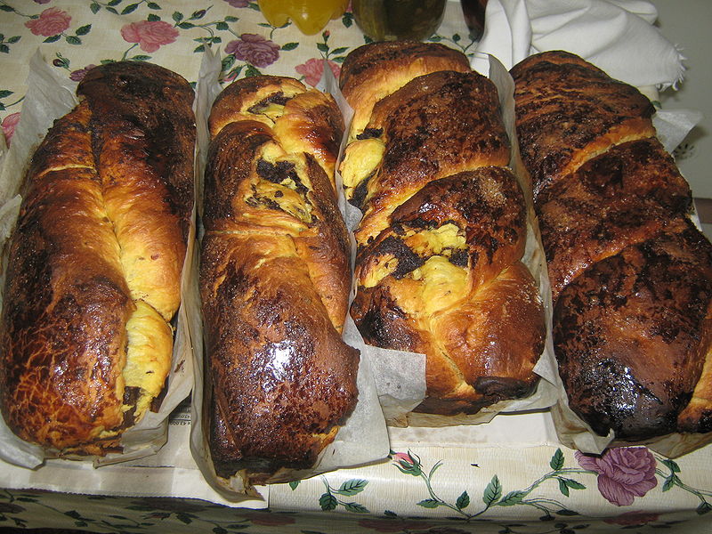 Fisier:Cozonac moldovenesc4.jpg