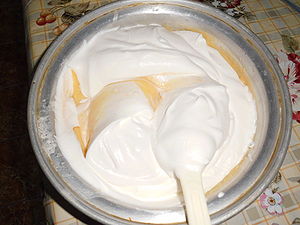 Prajitura Mamitzu cu crema de vanilie si caise
