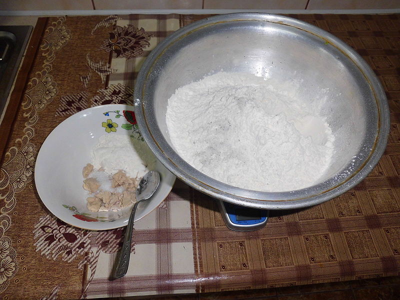 Fisier:Pregatirea ingredientelor pentru painea casei.JPG