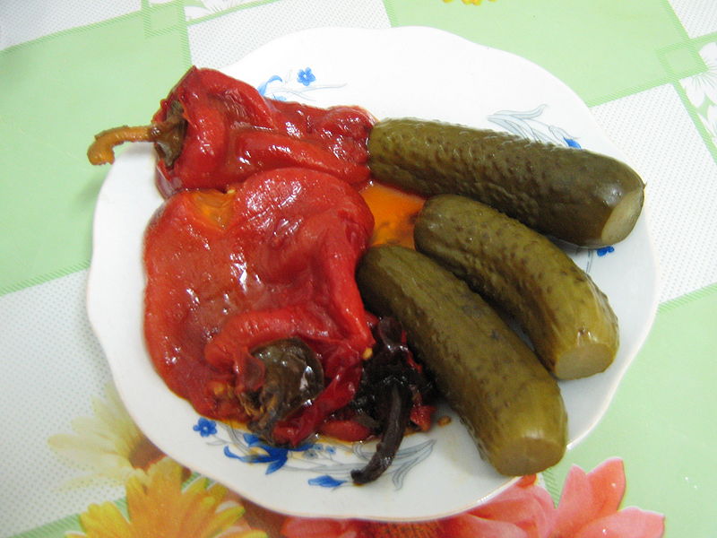 Fisier:Ardei copti si castraveti murati.JPG