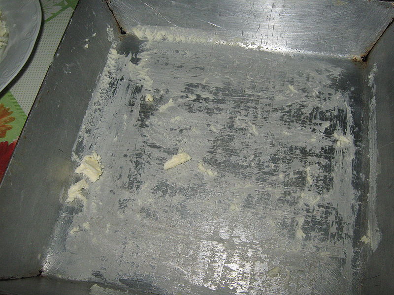 Fisier:Ungerea tavii cu unt.JPG