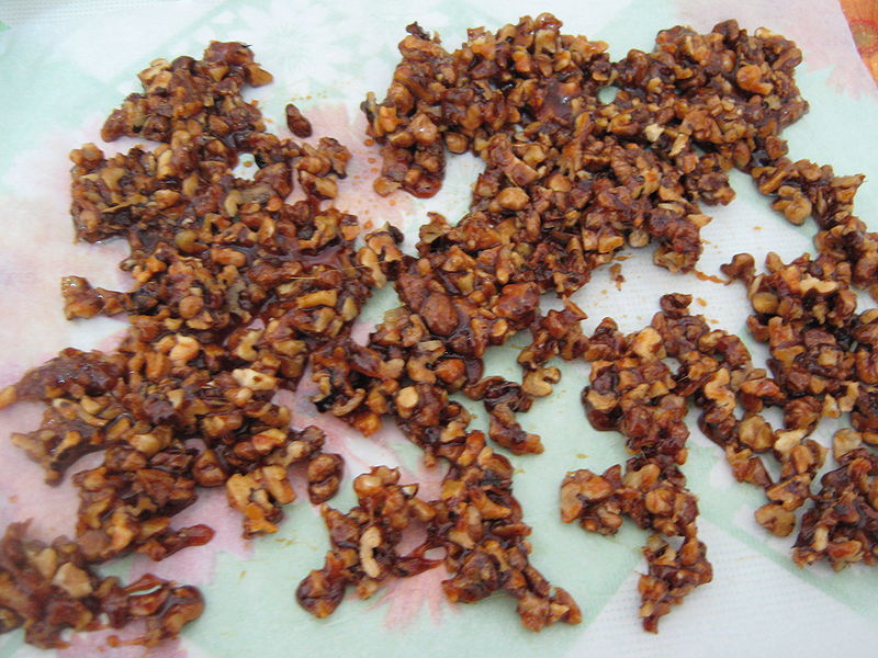 Fisier:Nucile caramelizate puse la racit.JPG