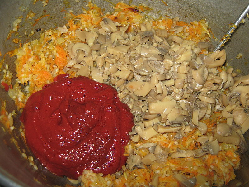 Fisier:Pregatirea umpluturii.JPG