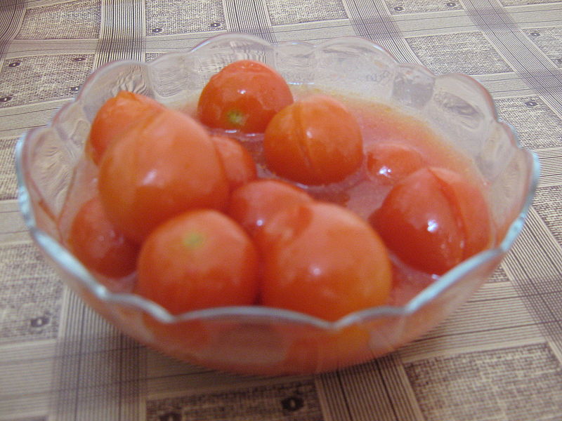 Fisier:Rosii in suc de rosii1.jpg