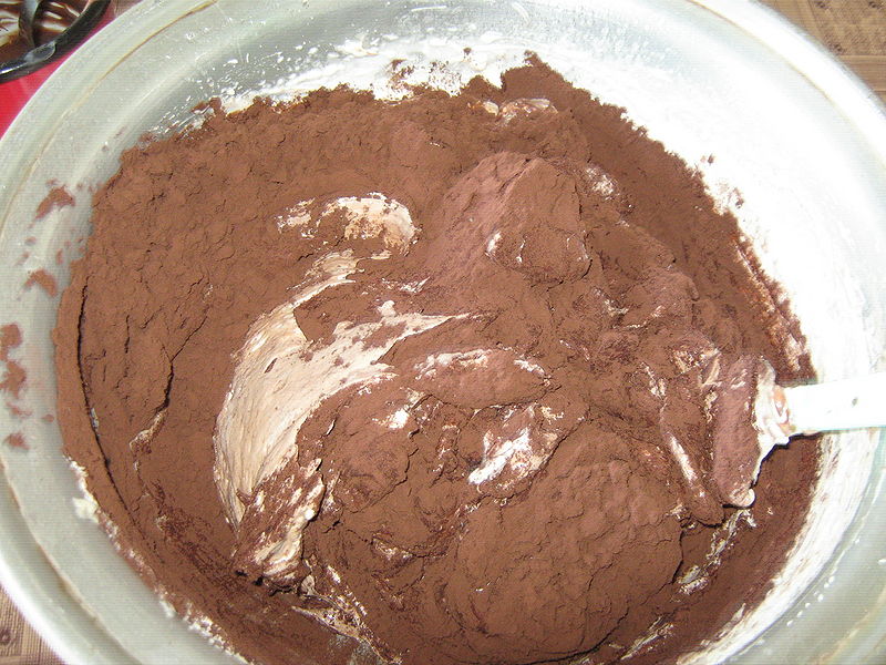Fisier:Adaugarea de cacao in crema .JPG