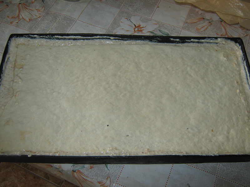 Fisier:Umplerea foilor cu crema.jpg