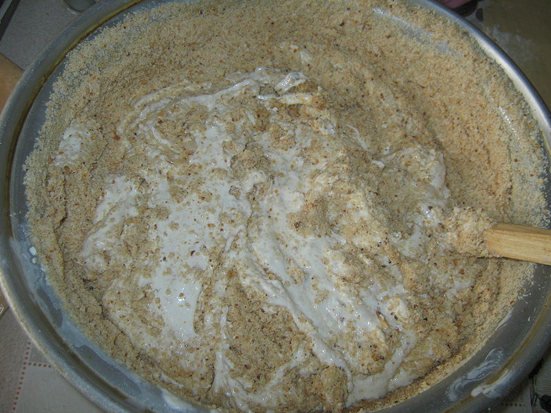 Fisier:Amestecarea smantanii cu aromele si nuca macinata.jpg