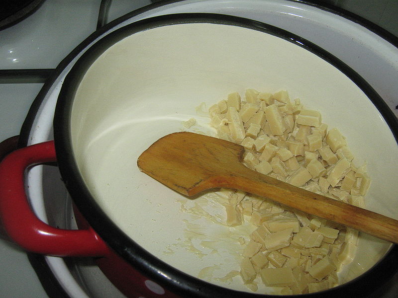 Fisier:Ciocolata alba taiata.JPG