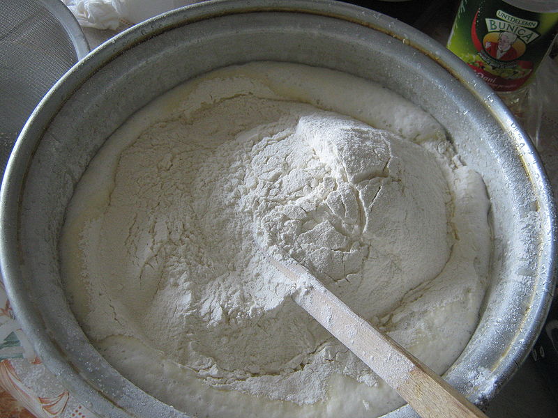 Fisier:Foi Rozina-adaugarea fainii.jpg