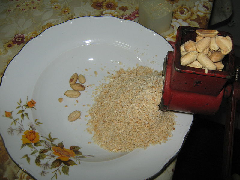 Fisier:Macinarea alunelor.JPG