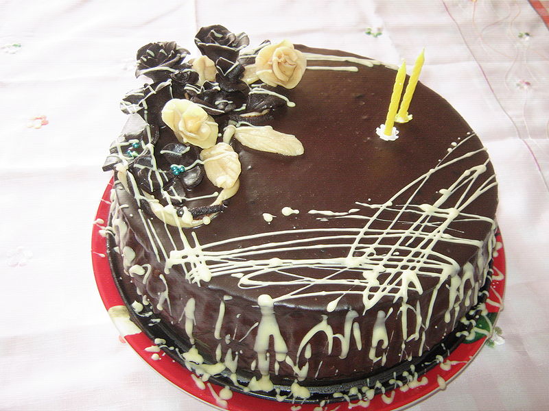 Fisier:Tort cu nuca si crema ganaj 1.JPG