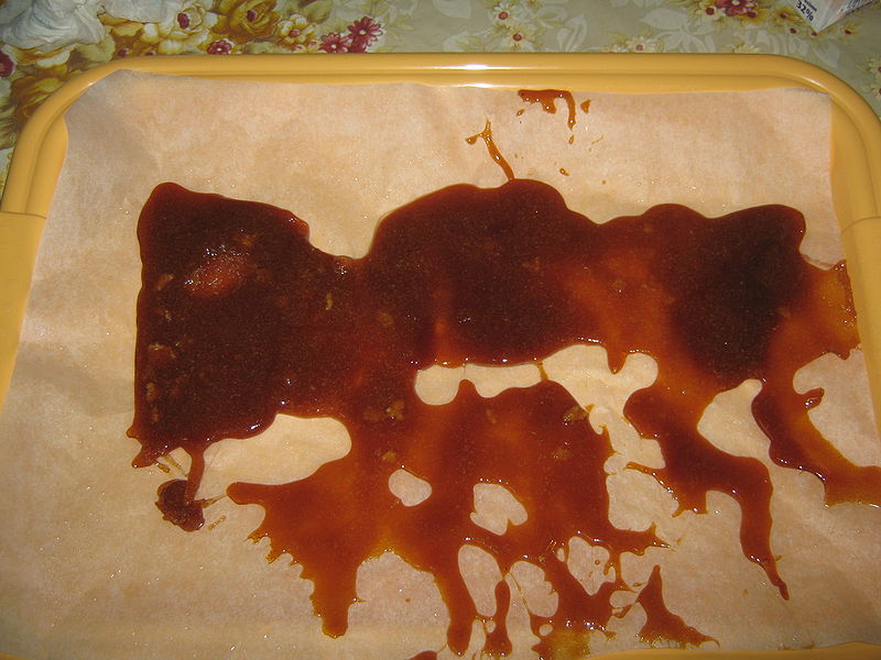 Fisier:Zaharul caramelizat pus la racit.JPG