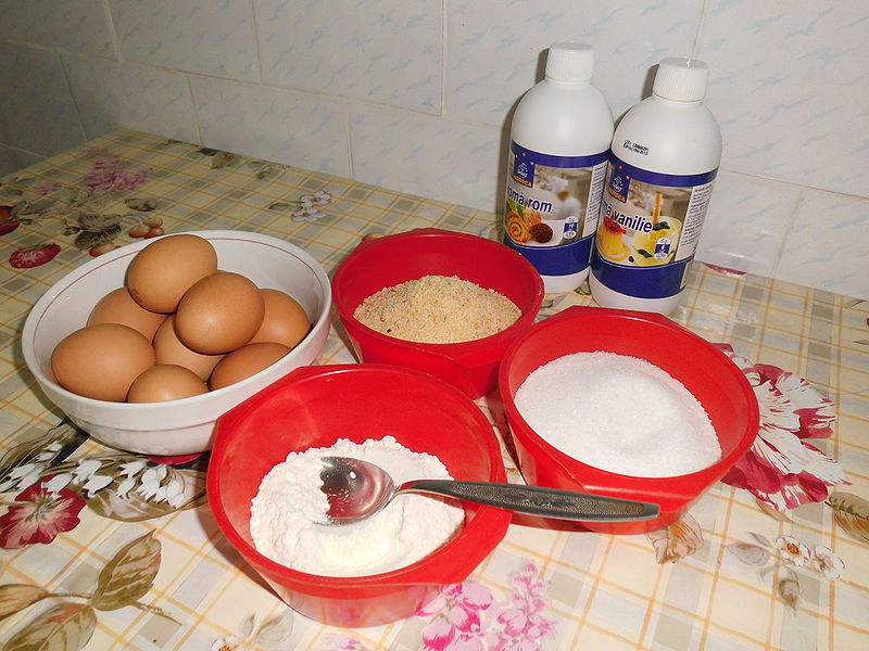 Fisier:Pregatirea ingredientelor pentru prajitura .JPG
