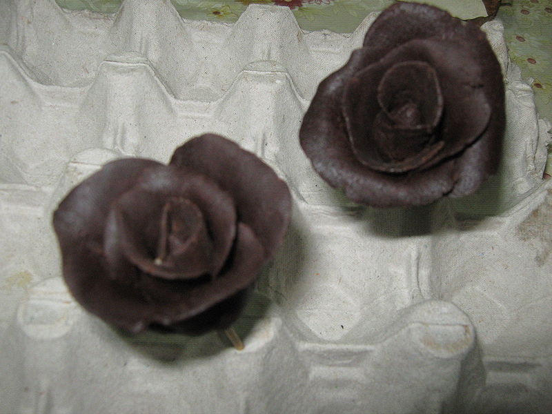 Fisier:Trandafiri din ciocolata plastilina.JPG