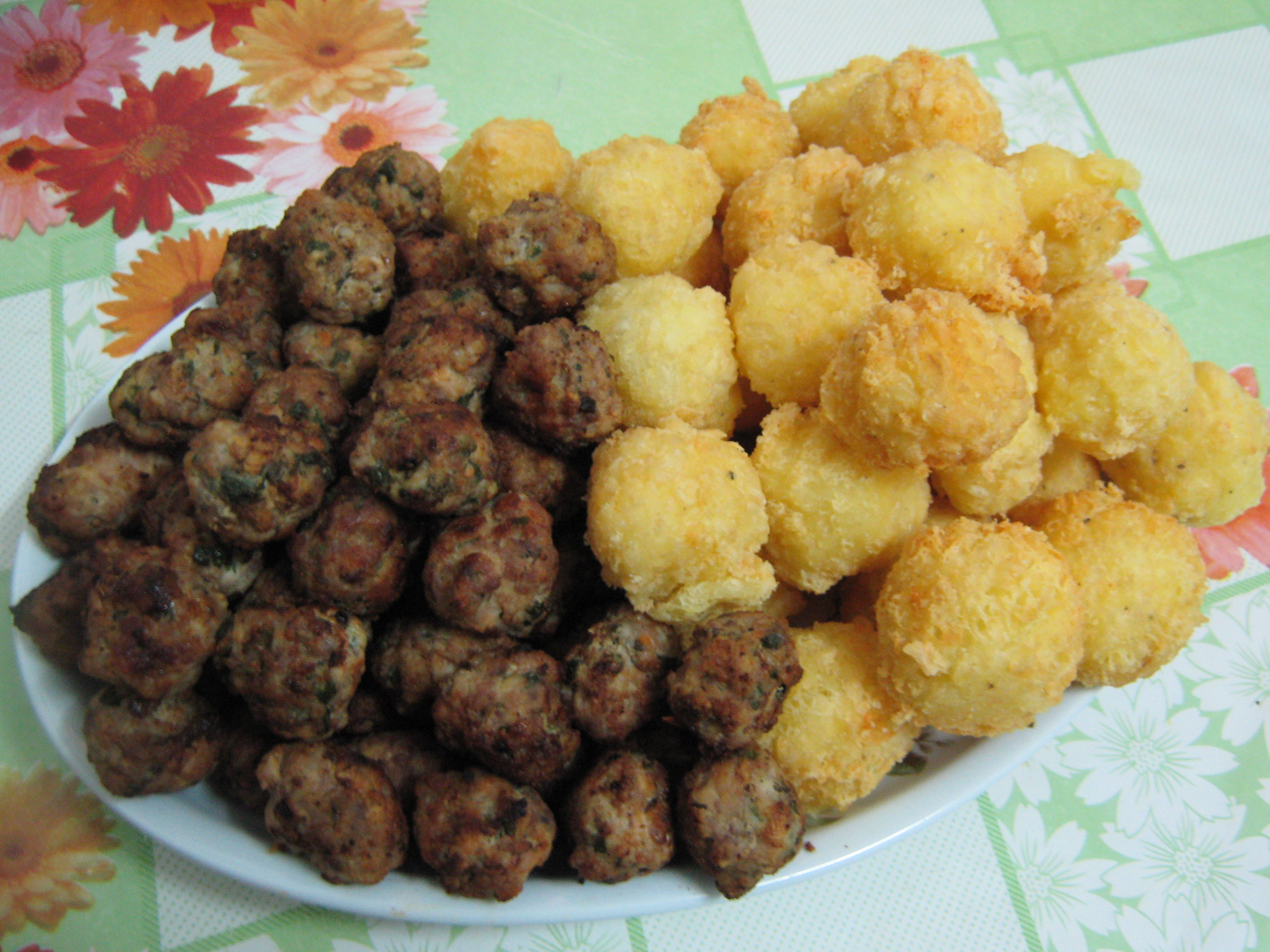 Bulete de cascaval si crochete din carne