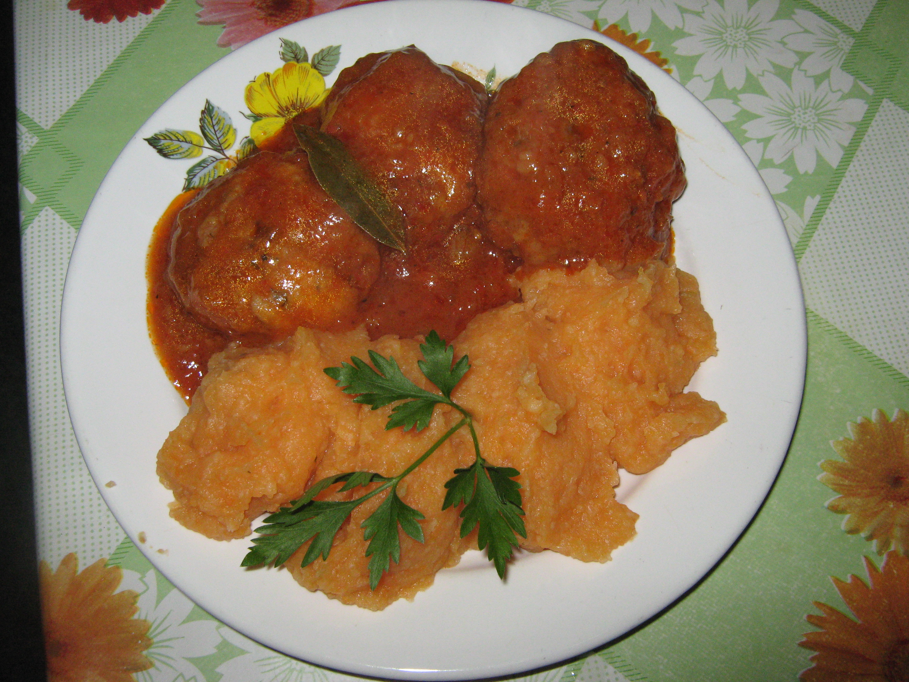 Chiftele de pui cu piure de legume
