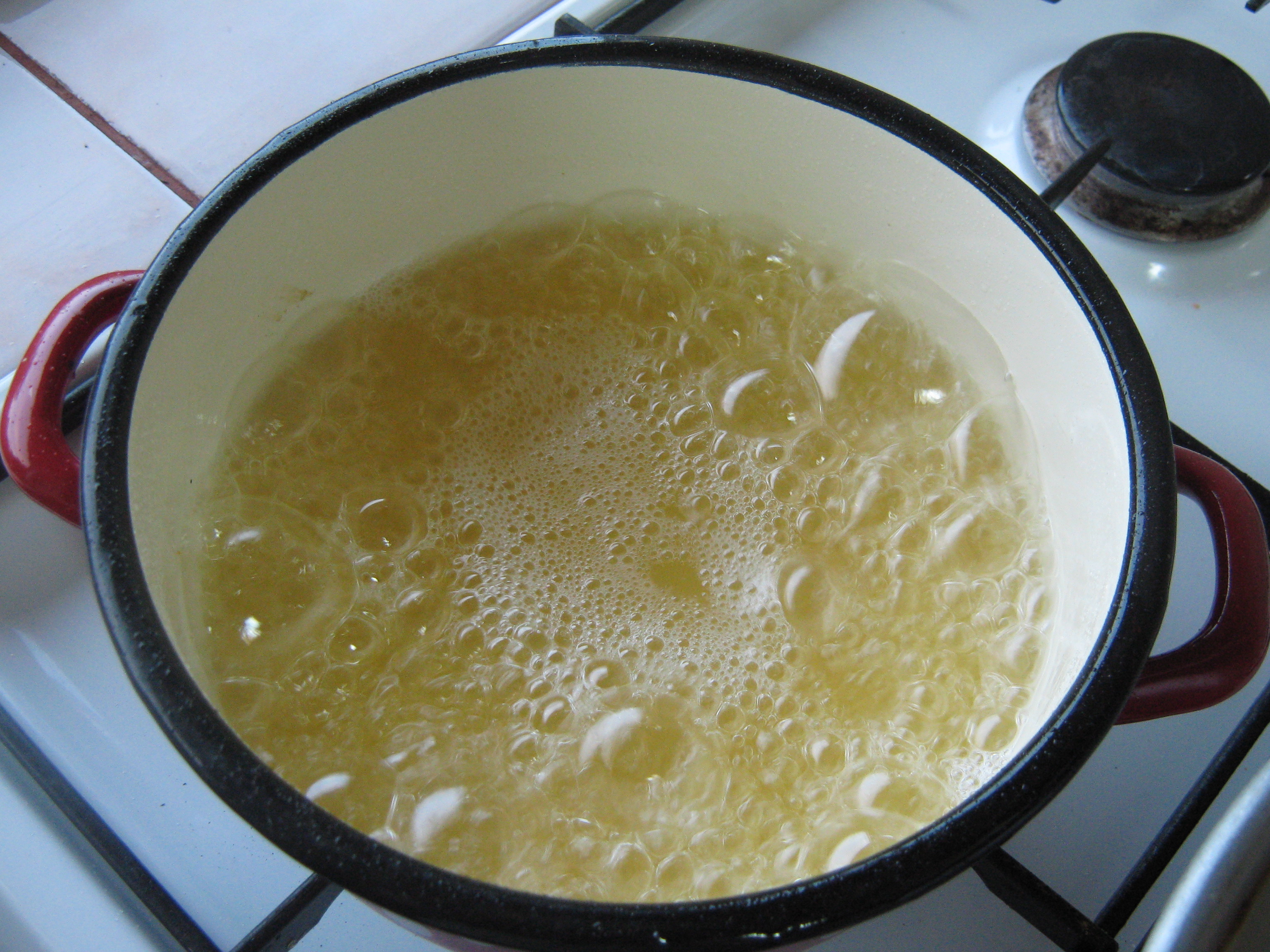 Prajitura cu spuma de ciocolata si glazura de fondant