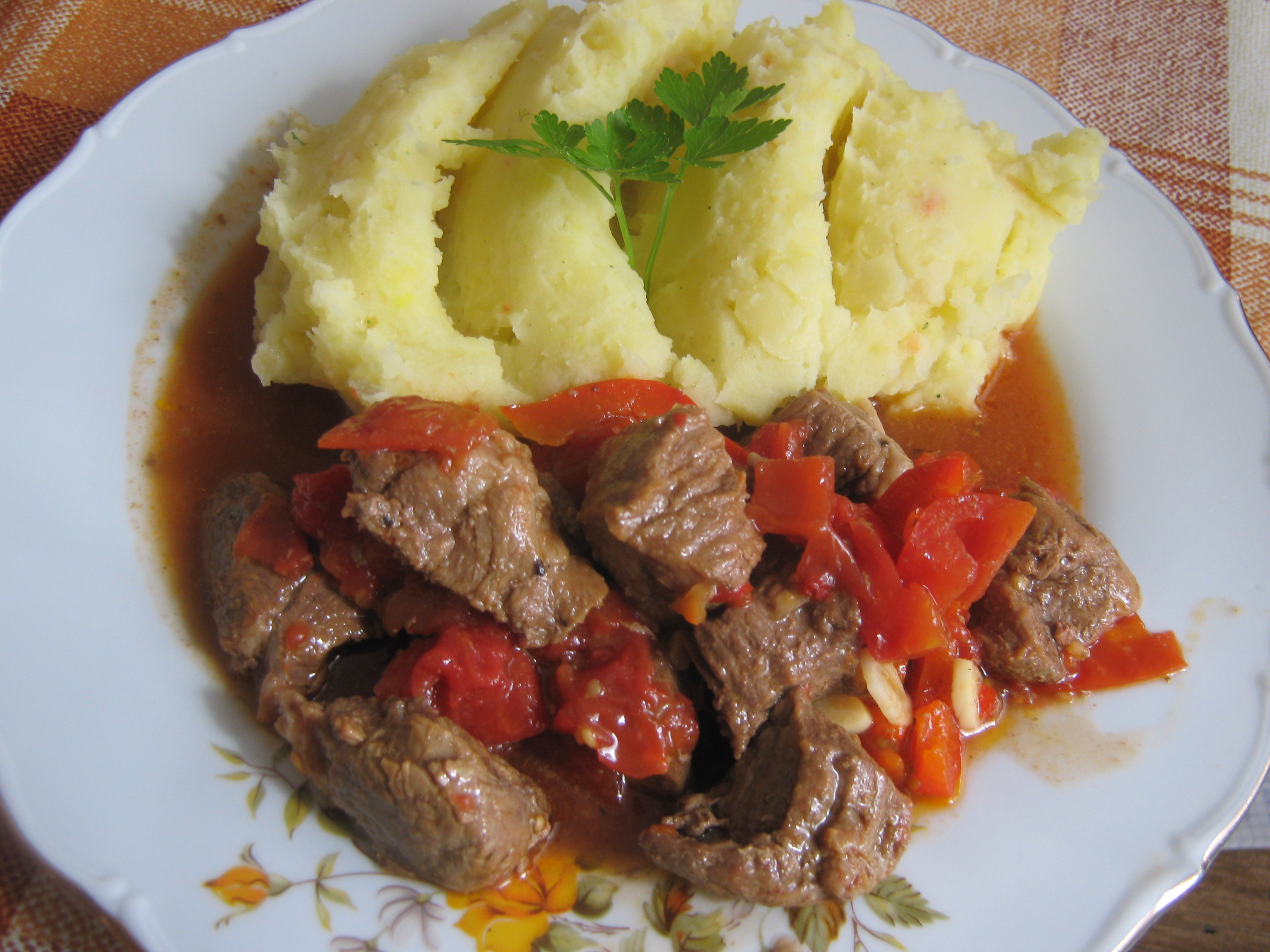 Friptura de vitel cu sos de rosii