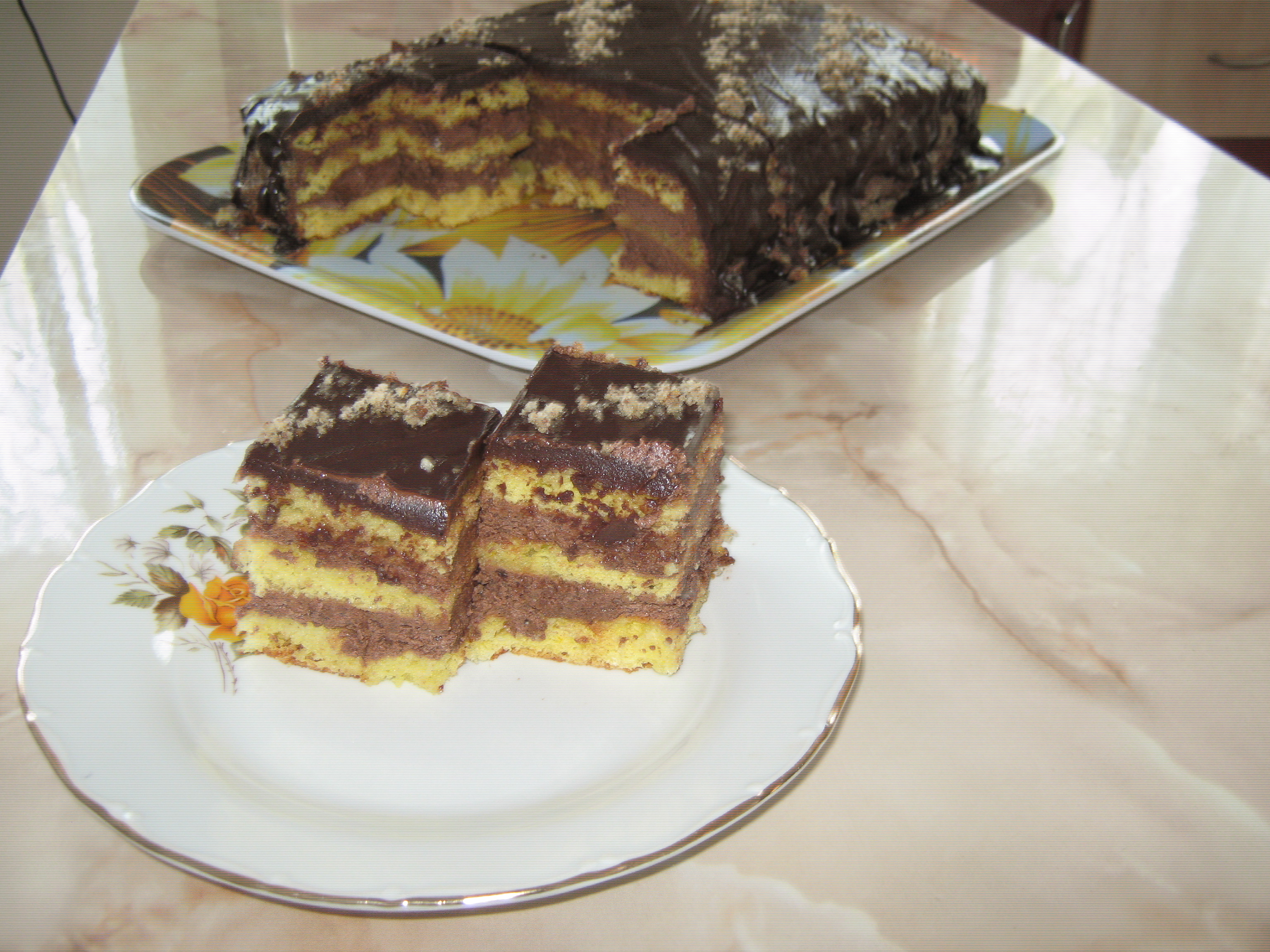 Prajitura/tort cu crema de bezea elvetiana , unt si nuci