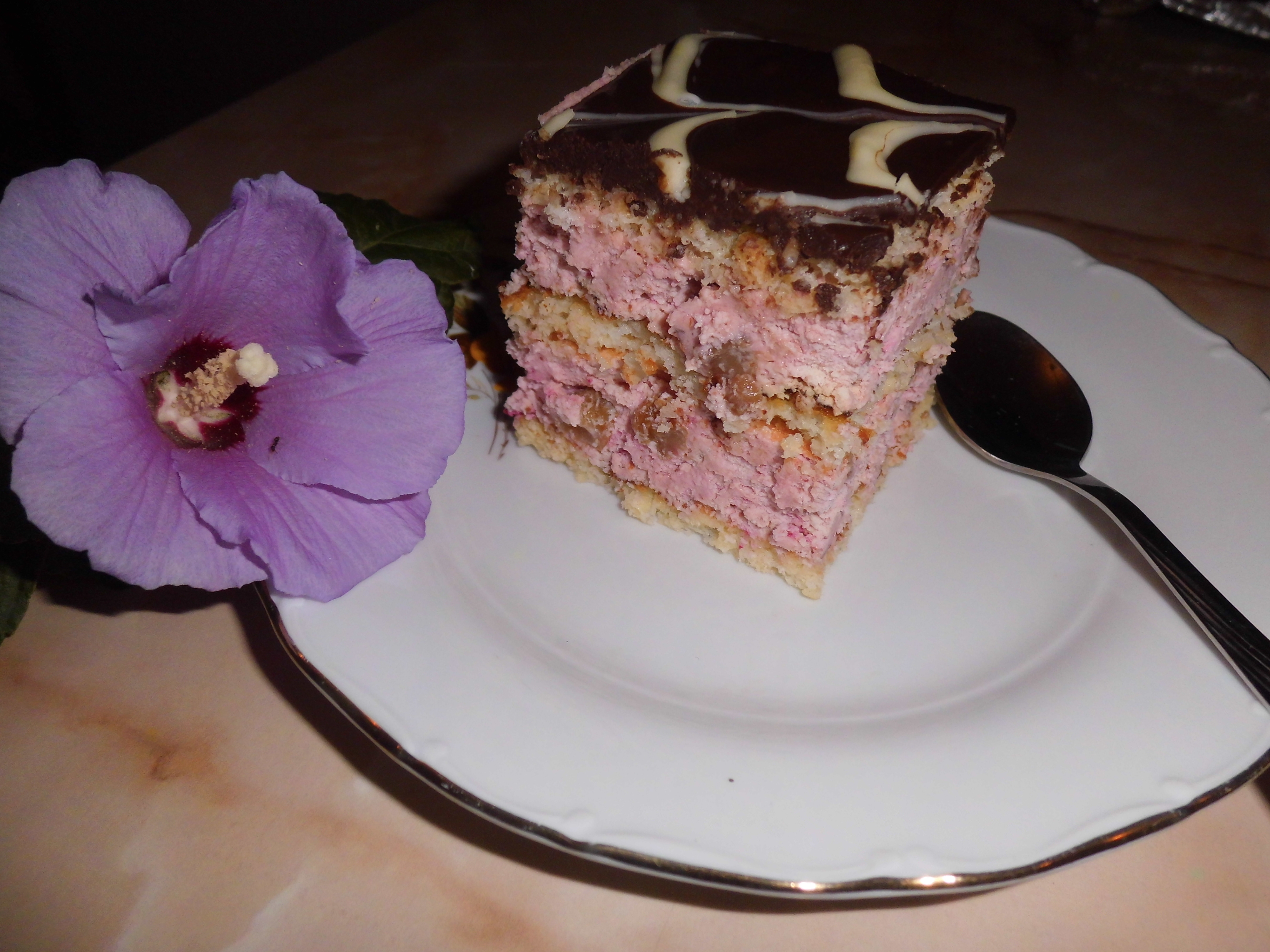 Prajitura_cu_frisca_si_dulceata_de_visine_