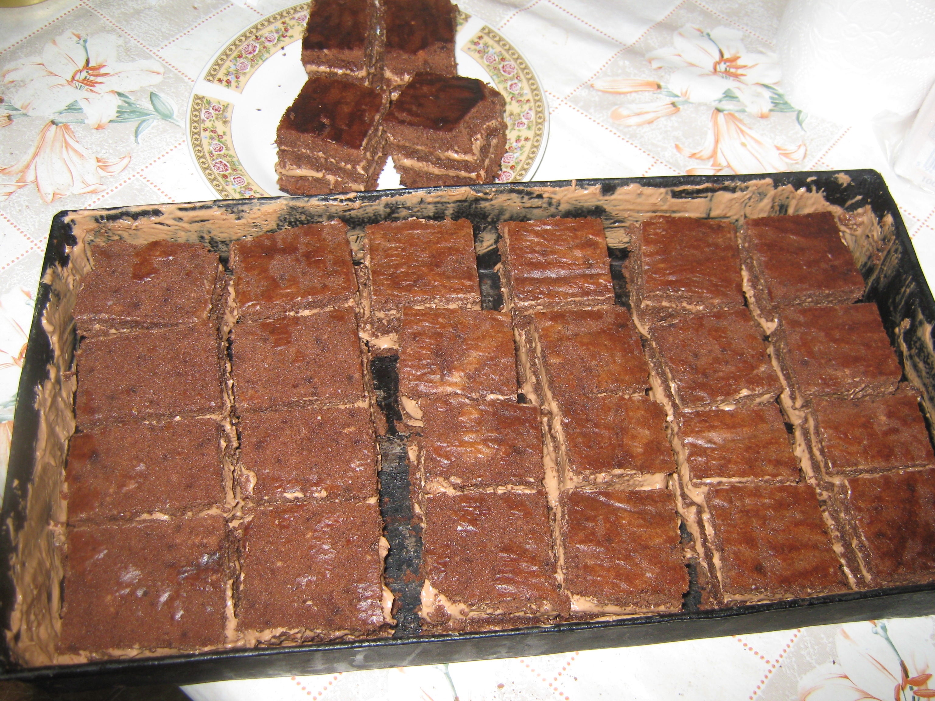 Prajitura cu spuma de ciocolata si glazura de fondant