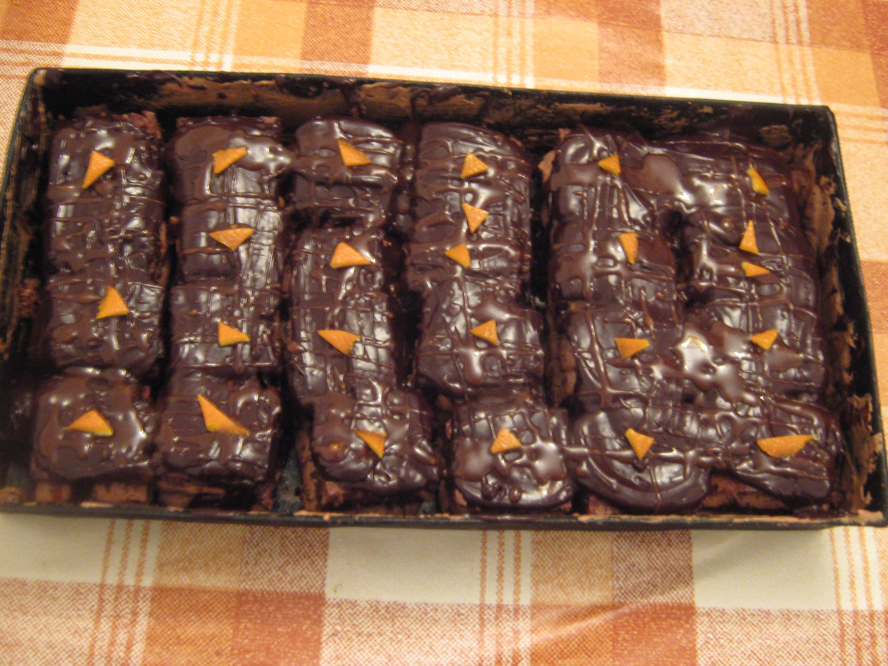 Prajitura cu spuma de ciocolata si glazura de fondant