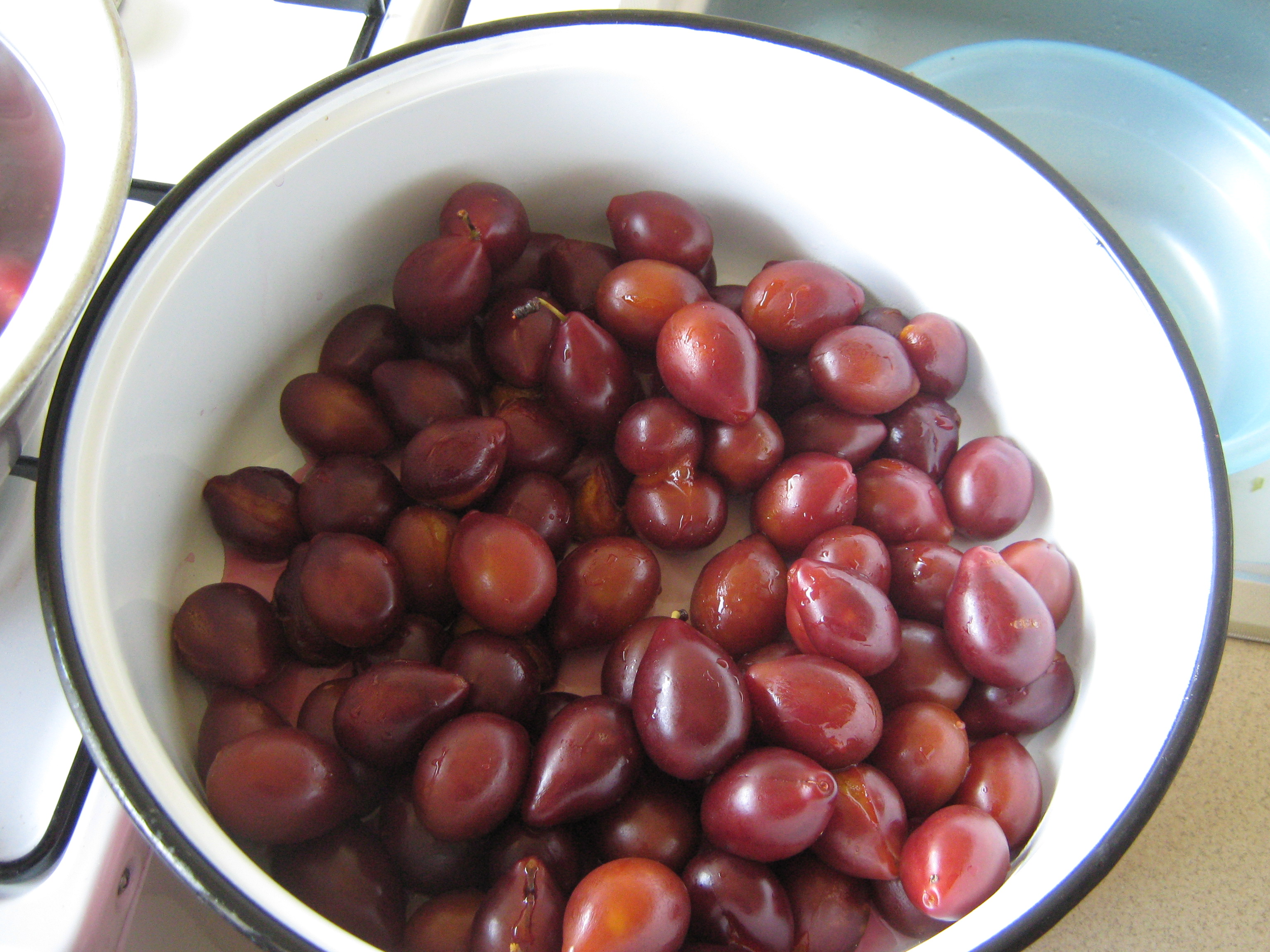 Gem de prune decojite