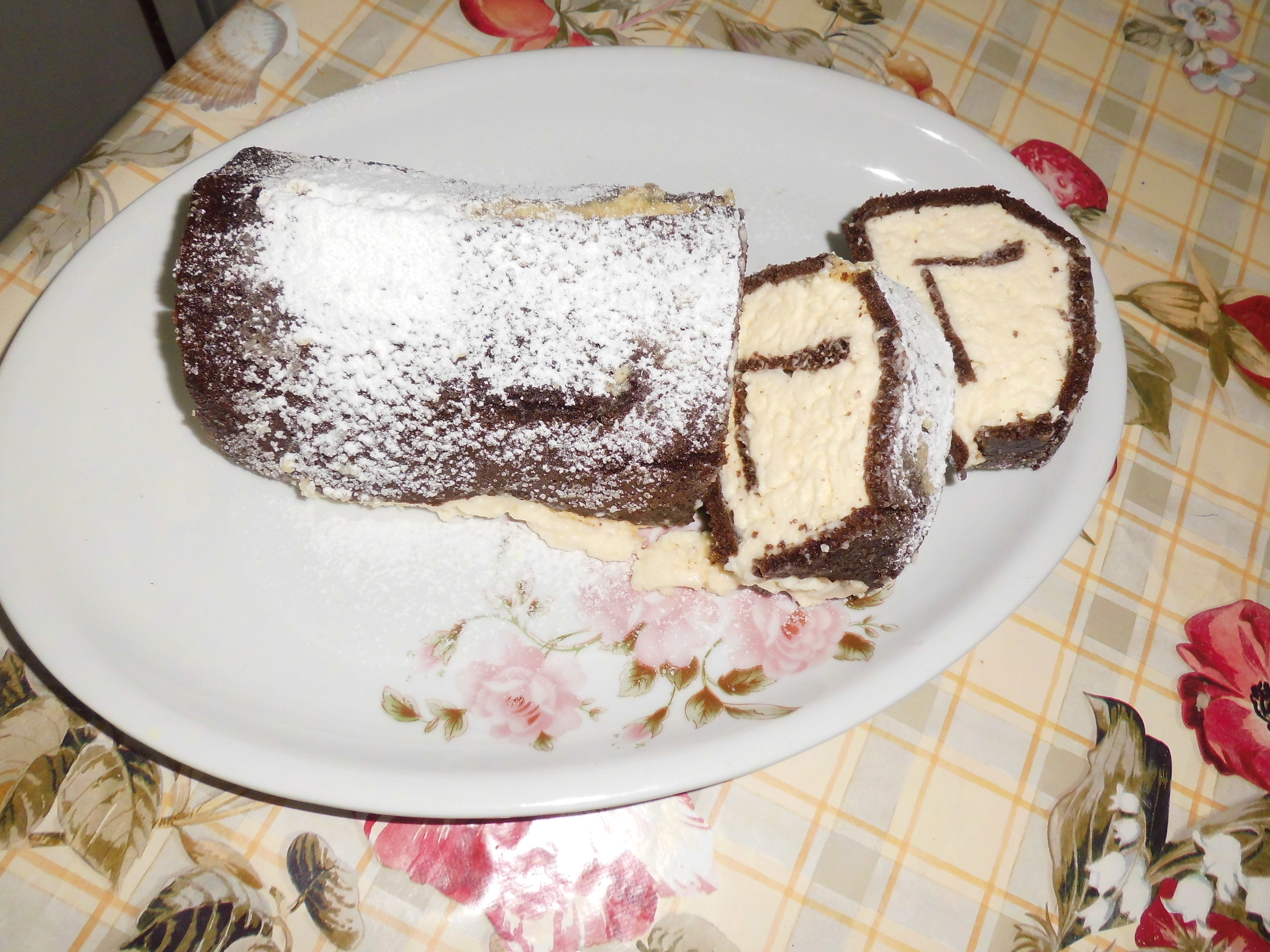 Rulada din pandispan cu cacao si crema ganaj de ciocolata alba
